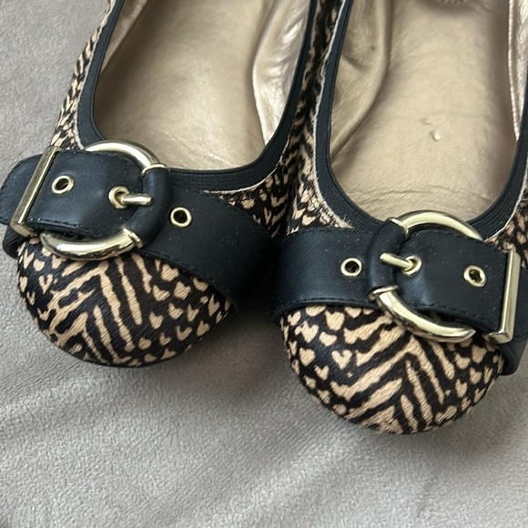 Me Too Leopard Cow Hair Buckle Flat, Size 8 - Picture 4 of 9